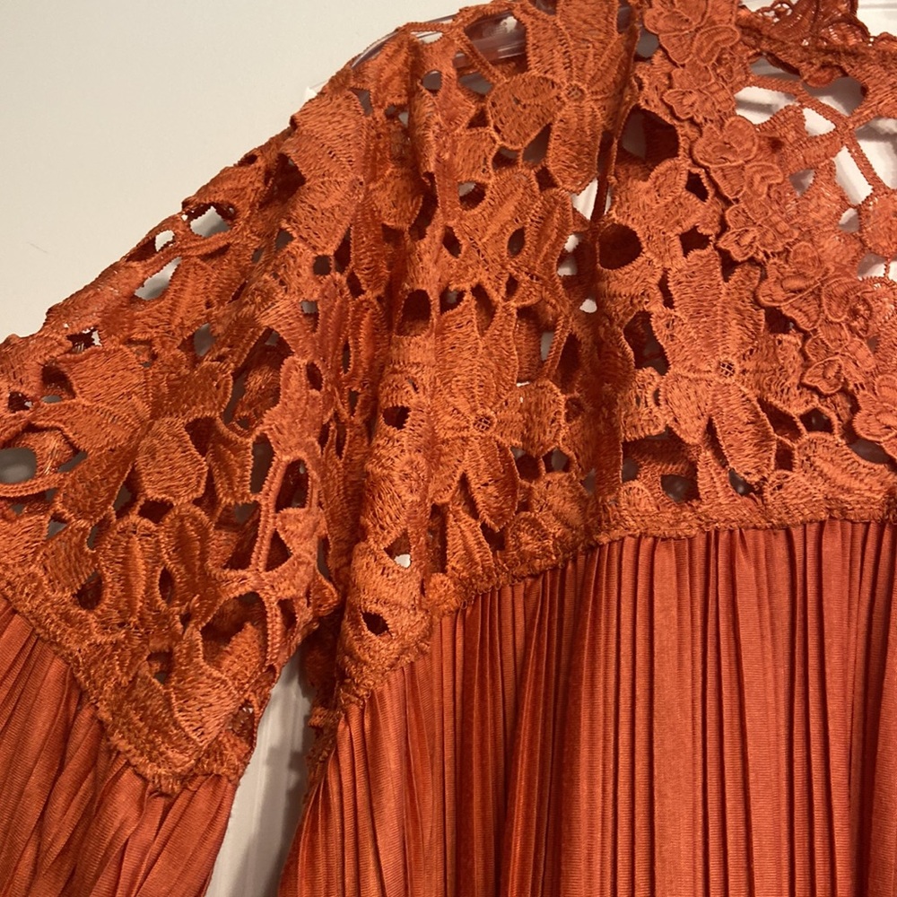 Express Rust Cut Out Blouse - Picture 5 of 6